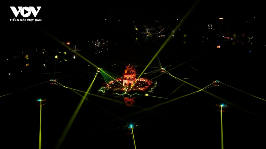 Mãn nhãn hình ảnh Tháp Rùa khoác lên mình "áo mới" với ánh sáng nghệ thuật độc đáo